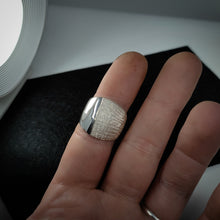 Carica l'immagine nel visualizzatore di Gallery, Anello fascia mezza pelle