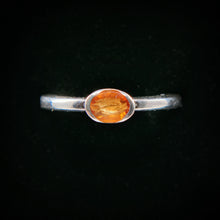 Carica l'immagine nel visualizzatore di Gallery, Anello argento e zaffiro arancione.