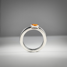 Carica l'immagine nel visualizzatore di Gallery, Anello argento e zaffiro arancione.