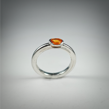 Carica l'immagine nel visualizzatore di Gallery, Anello argento e zaffiro arancione.