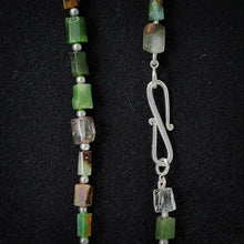 Carica l'immagine nel visualizzatore di Gallery, Collana giada e crisoprasio