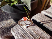 Carica l'immagine nel visualizzatore di Gallery, Anello argento e zaffiro arancione.