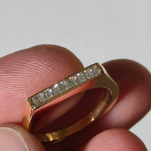 Carica l'immagine nel visualizzatore di Gallery, Anello linea diamanti