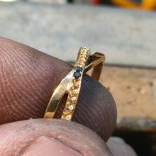 Carica l'immagine nel visualizzatore di Gallery, Intreccio oro giallo e diamanti neri