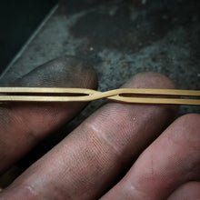 Carica l'immagine nel visualizzatore di Gallery, Intreccio oro giallo e diamanti neri