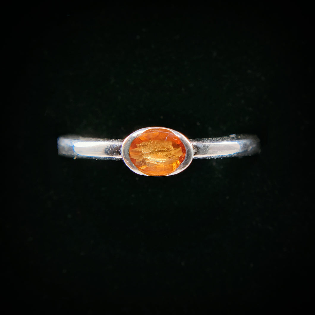 Anello argento e zaffiro arancione.